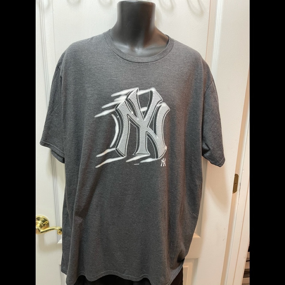New York  Yankees brand new tops with the tag